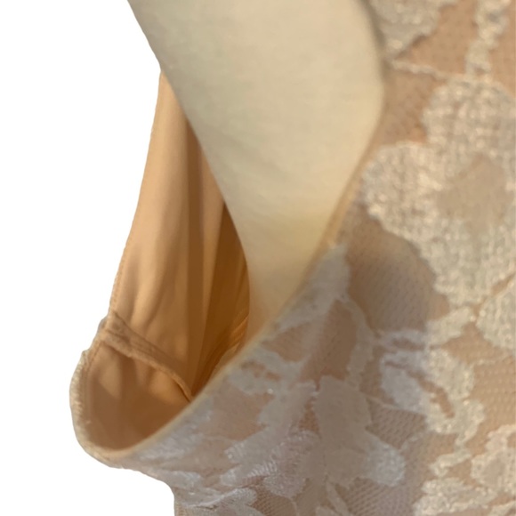 White Lace over cream under slip. City Triangles plus Size 18. Like new.Elegant - Picture 5 of 11